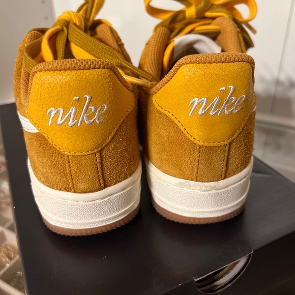 Size 5.5 - Nike Air Force 1 '07 SE Gold Suede - DA8302-700 In Box - Picture 4 of 8